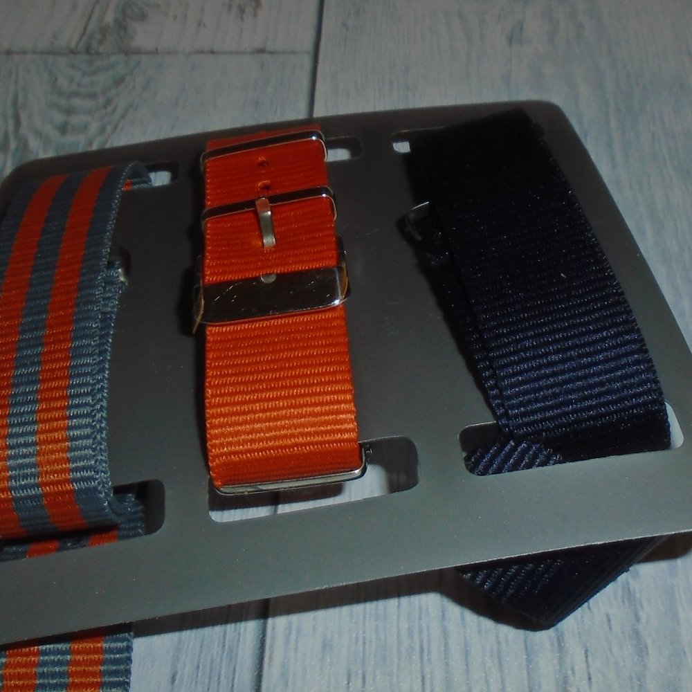 Quartz Watch Set With Multiple Straps - image 2